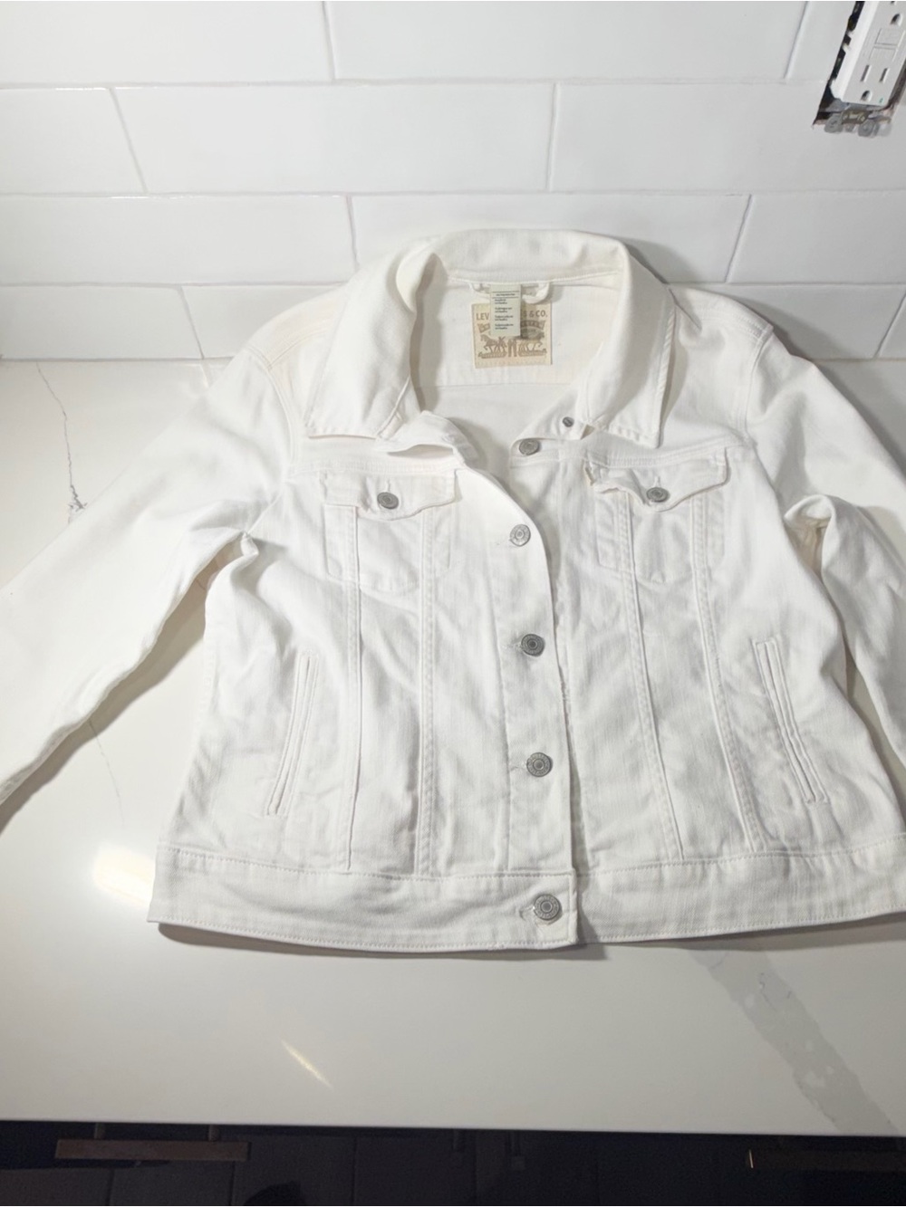 Levi’s white denim trucker jacket women’s XL Button front classic jean jacket